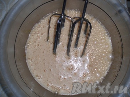 Взбить яйца с сахаром, затем влить остывшую масляно-медовую смесь, продолжая взбивание.
