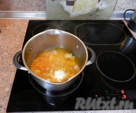 Обжаренные мясо, лук и морковь переложить в кастрюлю, добавить немного воды и варить примерно 20 минут, накрыв крышкой.