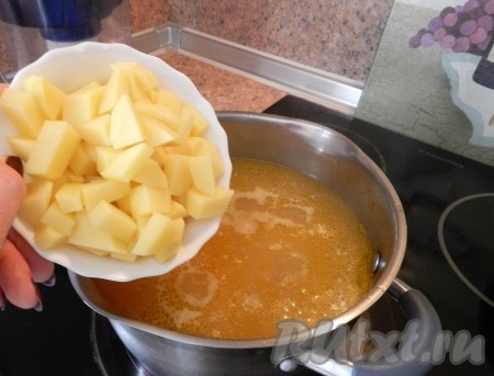Затем долить воды (кипятка) и добавить в суп картофель. Досолить, если нужно. Варить гречневый суп до готовности картофеля.