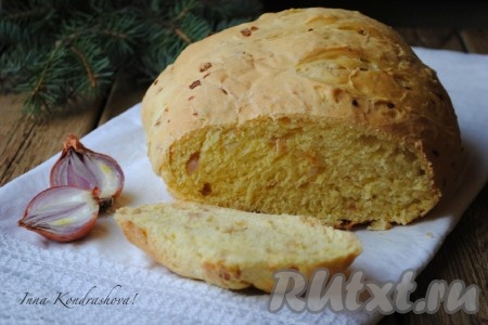 Вкусный, воздушный и ароматный луковый хлеб достать из духовки и остудить на решетке. 
