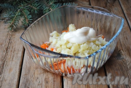 Салат с маринованными грибами и корейской морковкой посолить, заправить майонезом, хорошо перемешать и отправить в холодильник на 1 час, чтобы он остыл и настоялся. 