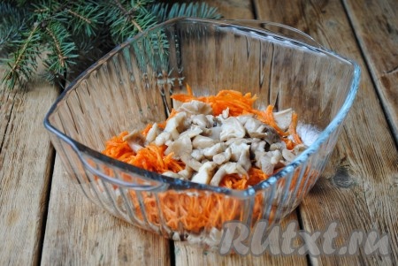 Маринованные грибы нарезать пластинками или разрезать пополам, выложить в салатник с корейской морковкой. 