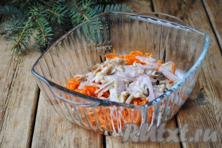 Очищенный лук нарезать тоненькими полукольцами выложить к грибам и морковке. Если у Вас очень горький лук, то его предварительно обдать кипятком, чтобы ушла горечь, а затем добавить в салат. 