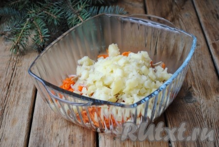Картофель отварить в мундире, остудить, очистить и нарезать кубиками, добавить в салат. 