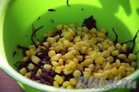 Добавить к капусте кукурузу без жидкости.
