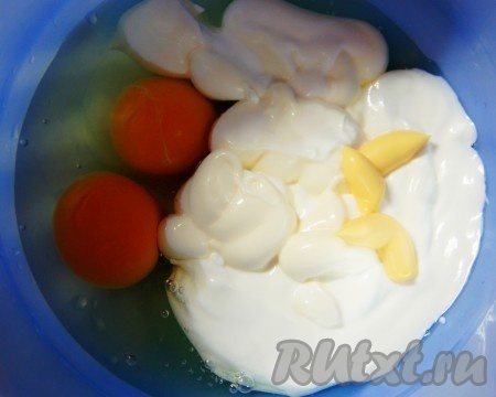 К яйцам добавить сметану, майонез, сырный соус. Тщательно перемешать.