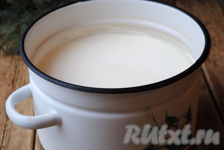 Для приготовления творога лучше взять жирное домашнее молоко. Вылить его в чистую кастрюлю, прикрыть марлей и оставить в тёплом месте, чтобы молоко скисло. 