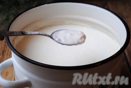 По истечении практически двух суток, молоко скиснет и станет густым. Время скисания молока и превращения его в простоквашу будет зависеть от температуры в Вашей квартире - чем теплее, тем быстрее произойдёт процесс скисания. 