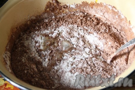 Затем добавить в миску какао и муку, перемешать получившееся тесто.
