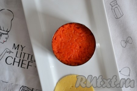 Выложить морковку в кольцо, разровнять верх и выложить ломтик сыра. 
