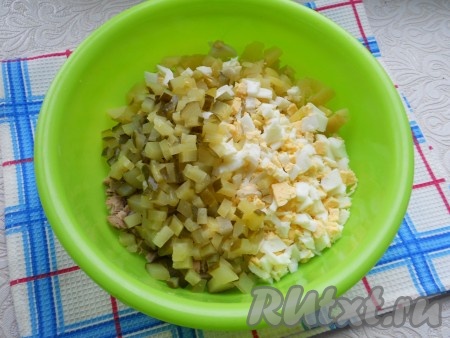 Яйца очистить и порубить, огурцы нарезать маленькими кубиками и выложить в салат к свинине и картофелю.
