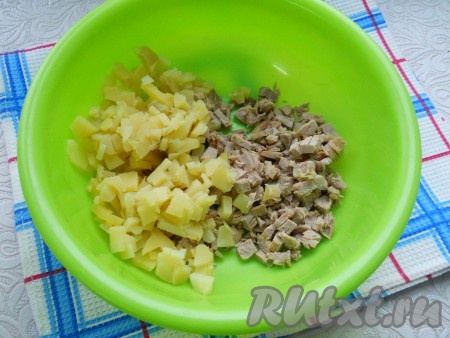 Очищенный картофель нарезать небольшими кубиками. Отварную охлажденную свинину нарезать маленькими кусочками и добавить к картошке.
