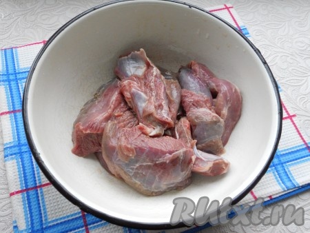 Мясо вымочить в холодной воде в течение 3-4 часов, обсушить.
