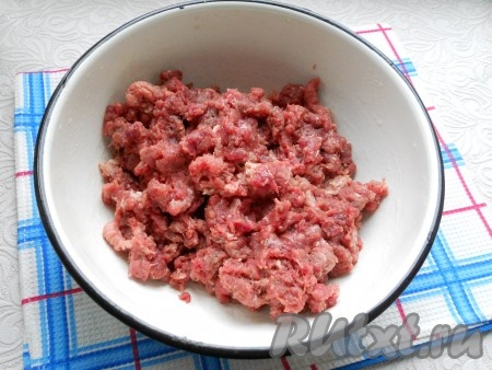 Перекрутить мясо на мясорубке с крупной решеткой.