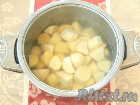 Картошку очистить, нарезать крупными кусочками. Вскипятить воду в чайнике, картофель сложить в кастрюльку и залить кипятком. Дождаться, когда вода снова закипит, и варить на небольшом огне 10 минут.
