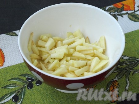 Удалить из яблока семенную коробочку, очистить шкурку. Нарезать яблоко соломкой и полить лимонным соком.
