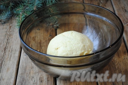 Скатать мягкое творожное тесто в шар, завернуть в пищевую плёнку и отправить на 30 минут в холодильник. 