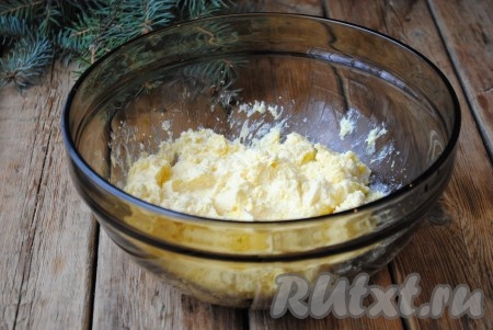 Погружным блендером взбить творог с маслом и сахаром до однородной массы. Затем вбить яйцо и ещё раз хорошо пробить погружным блендером.