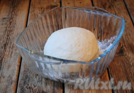 Когда тесто станет трудно перемешивать ложкой, его нужно будет замесить руками. Месить тесто для вареников на сыворотке нужно не менее 5 минут. 
