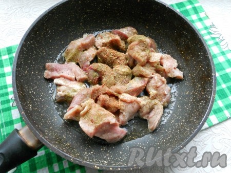 Свинину нарезать кусочками, поместить в разогретую с растительным маслом сковороду. Посыпать мясо специями.