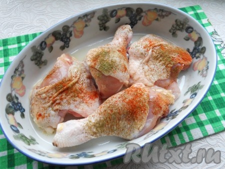 В форму для запекания влить растительное масло, выложить кусочки курицы (я куриные окорочка разрезала на 2 части), посолить их и посыпать специями.
