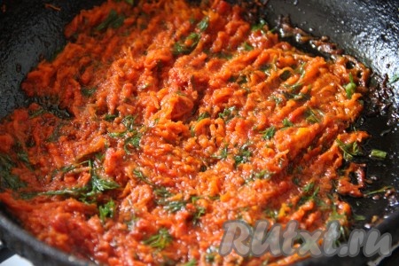 Пока варится суп, приготовим зажарку. Для этого мелко рубленную луковицу, натертую на терке морковь и, по желанию, натертый сельдерей обжарить на сковороде на растительном масле, помешивая, до мягкости овощей, затем выложить в конце томатную пасту и мелко рубленную зелень, перемешать.