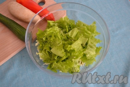 Листья салата нарвать средними кусочками и добавить в салат к горошку и пекинской капусте.
