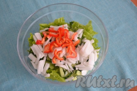 С перца удалить плодоножку и семена, нарезать соломкой и добавить в салат.
