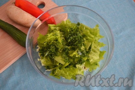 Укроп и петрушку вымыть, мелко нарезать и тоже отправить в салат.
