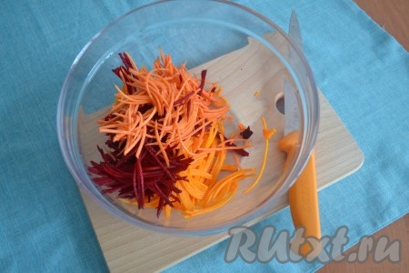Сырую очищенную морковку тоже натереть и выложить в салат. 