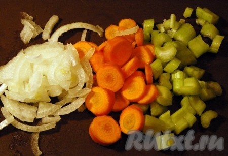 Морковь нарежем на кружочки (или полукружочки), лук  - на полукольца, сельдерей - на небольшие кусочки.
