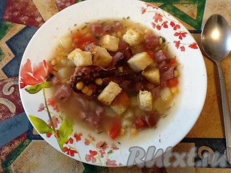 Суп гороховый с копченой курицей и сухариками