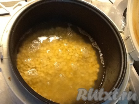 Залить горох водой, добавить кусочки копченой курицы и поставить вариться в мультиварке на режиме "Суп" на 50 минут.