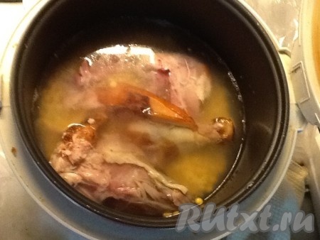 Залить горох водой, добавить кусочки копченой курицы и поставить вариться в мультиварке на режиме "Суп" на 50 минут.