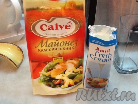 Подготовить необходимые ингредиенты для приготовления салата из редьки с морковью.