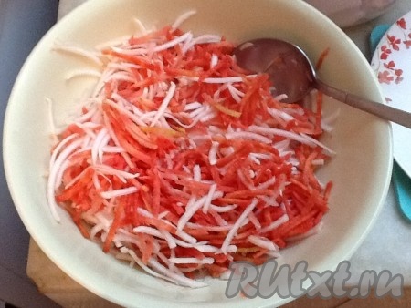 Переложить редьку с морковью в салатник, добавить зеленый горошек. У меня был свежий, можно использовать консервированный.