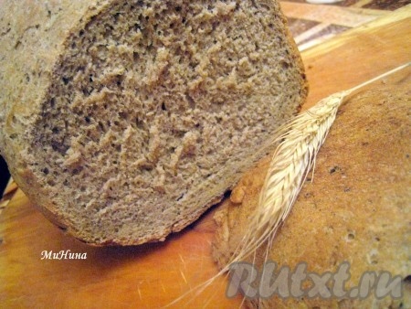 Завернуть буханку ржаного хлеба, приготовленного в хлебопечке, в полотенце и дать остыть.