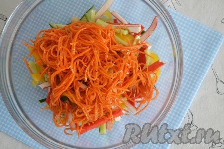 Добавить морковь по-корейски (если морковка длинная, её можно разрезать на несколько частей), по вкусу посолить салат и заправить растительным маслом. Можно использовать натёртую свежую морковь, тогда салат лучше заправить сметаной или майонезом. 