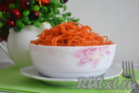 Корейская морковь, приготовленная по этому рецепту в домашних условиях, получается очень вкусной, сочной, хрустящей, в меру острой. Можно подавать к столу. 