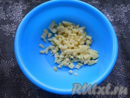 Картошку, сваренную в кожуре, очистить и нарезать кубиками.
