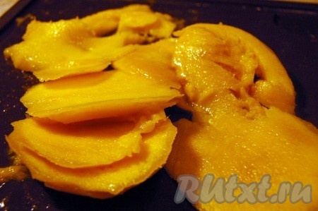 Приготовим фрукты. У меня очень спелое манго.