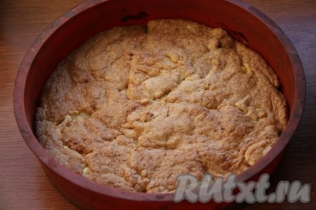 Ставим форму в разогретую духовку, выпекаем пирог из заварного теста с яблоками при температуре 160 градусов около 30-35 минут (до румяной корочки). 