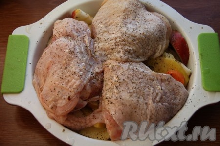 Курицу, нарезав на порционные кусочки, посолить, поперчить и выложить на овощи и яблоки, полить растительным маслом и отправить в духовку, разогретую до 180 градусов, минут на 40. Запекать до готовности мяса и картошки.
