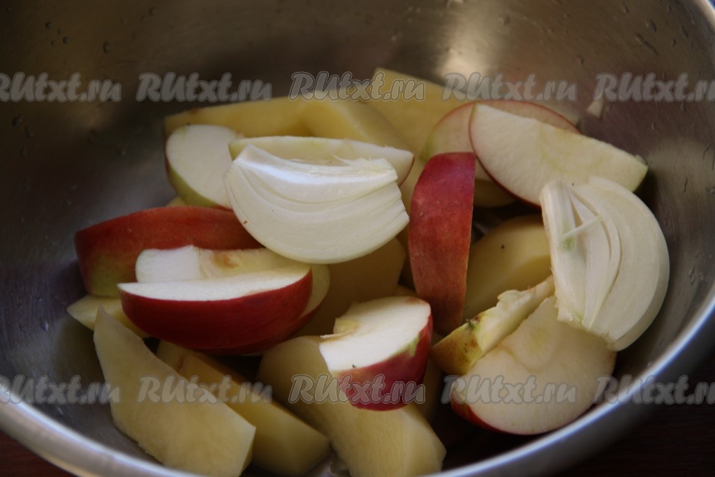 Куриное филе, запечённое с картошкой и замороженными яблоками в рукаве: рецепт с фото