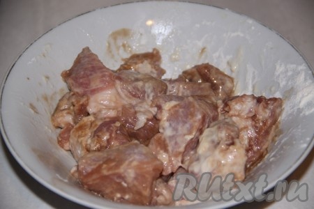 Свинину нарезать на квадратики 2 на 2 сантиметра. Добавить к мясу соевый соус и муку, перемешать.