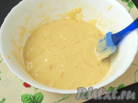 Лопаткой аккуратно перемешайте тесто, добавьте также мандариновую цедру по вкусу. Тесто получится по консистенции, как сметана средней густоты.
