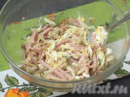Заправить салат смесью майонеза и сметаны, можно также взять готовый грибной майонезный соус, с ним получается очень вкусно.
