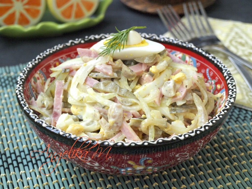 Пикантный салат с ветчиной и маринованными грибами – пошаговый рецепт приготовления с фото
