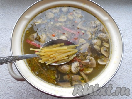 Далее добавить в грибной суп лапшу или вермишель.
