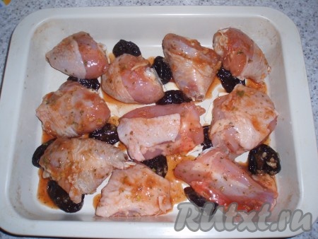 Сверху выложить кусочки курицы, вылить остатки маринада и запекать в заранее нагретой до 200 градусов духовке, примерно, 45 минут (до румяного цвета).
